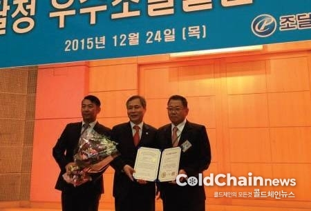 윤근진 지엠에스 대표 (우 1번째)가 조달청의 우수조달제품으로 선정된 후 기념촬영을 하고 있다