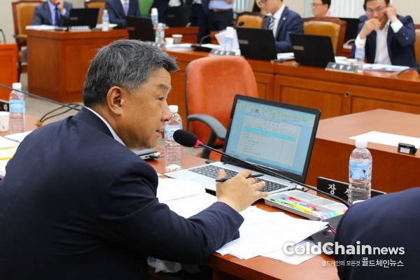 장석춘 의원이 국감에서 질의하고 있다.