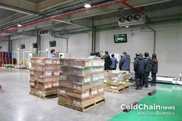 동원산업 이천물류센터의 자동화시스템을 견학하고 있는 참석자들.