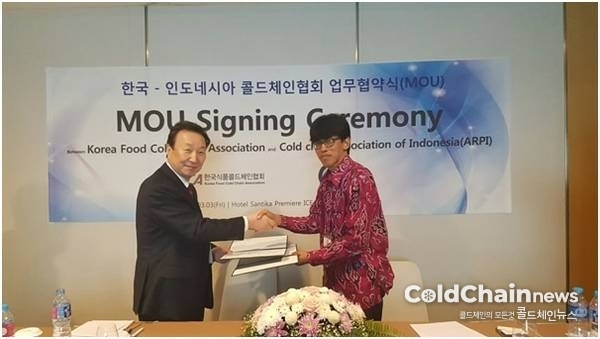 정명수 한국식품콜드체인협회 회장과 Hasanuddin Yasni 인도네시아콜드체인협회 회장이 MOU체결 후 기념촬영을 하고 있다.