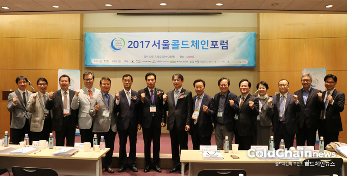 포럼 참석자들이 기념촬영을 하고 있다.