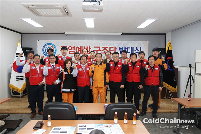 폭염예방 구조단 발대식 참석자들이 기념촬영을 하고 있다.