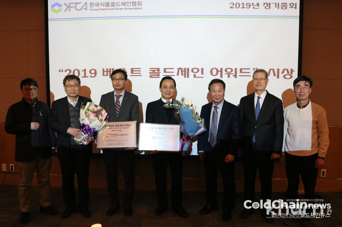 ‘제1회 Best Cold Chain Awards 수여식’을 마치고 참석자들이 기념촬영을 하고 있다.