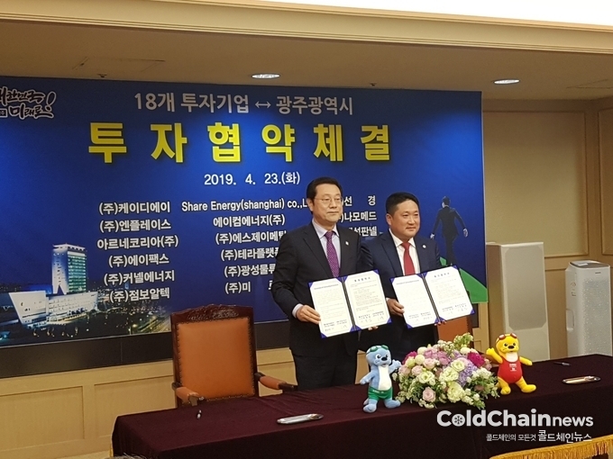 이성규 아르네코리아 대표(우)와 이용섭 광주광역시장이 투자협약 후 기념촬영을 하고 있다.