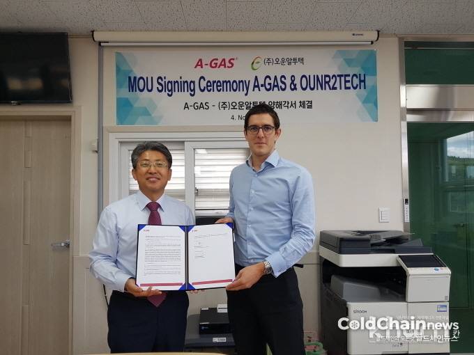 황병봉 오운알투텍 대표(좌)와 Pete Latham A-GAS M&A director가 MOU를 체결하고 기념촬영하고 있다.